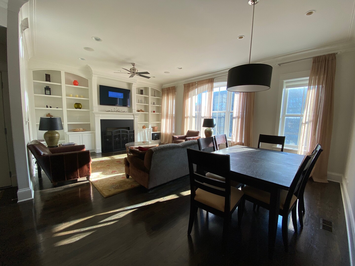 Building Photo - 2138 W Roscoe St