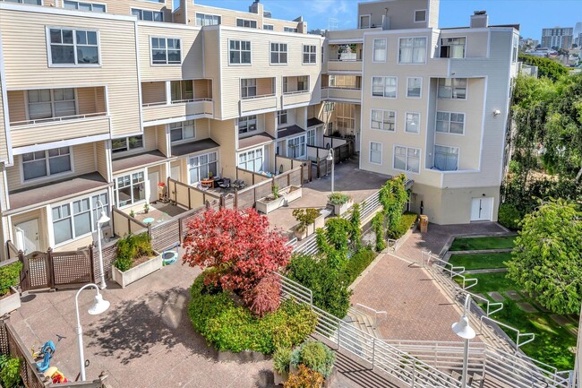 Building Photo - 2BR/2BA Urban Chic Townhome Condo! 1084SqF...