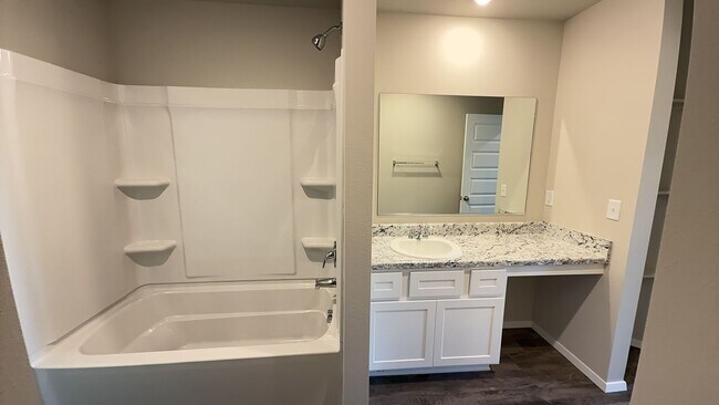 Building Photo - Welcome to this beautiful 4 bed, 2 bath ho...