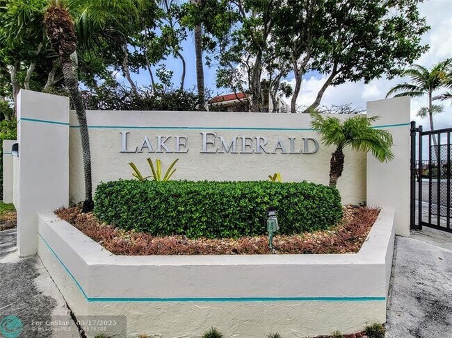 Building Photo - 106 Lake Emerald Dr