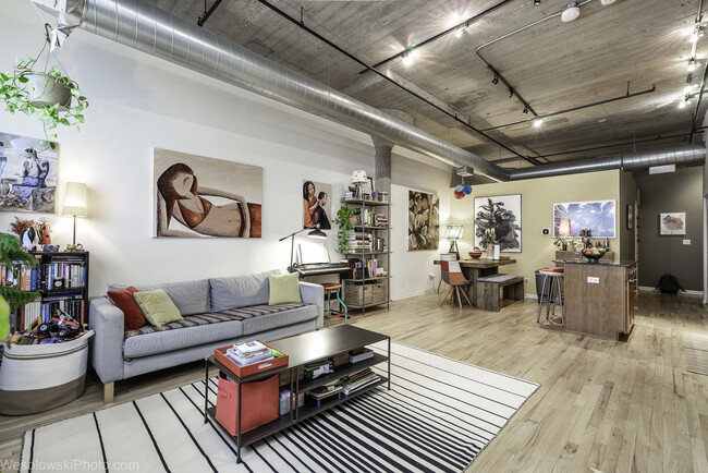 Building Photo - 758 N Larrabee St