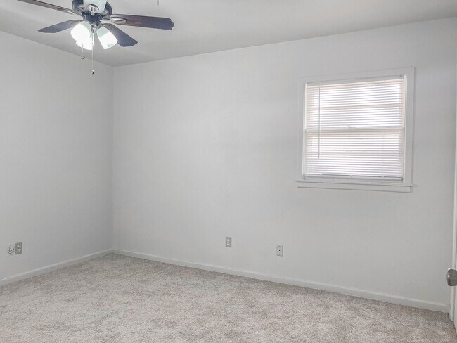 Building Photo - Pre-Leasing - 3 bed 2 bath