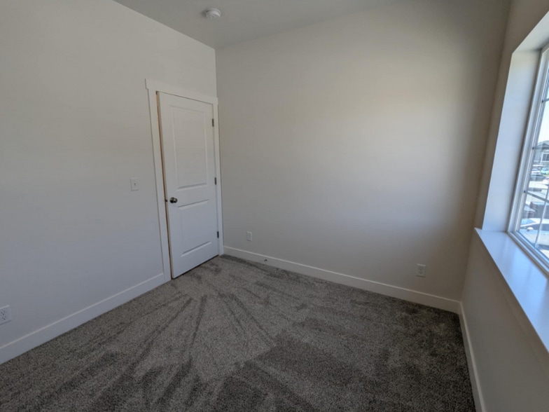 Building Photo - 1561 110