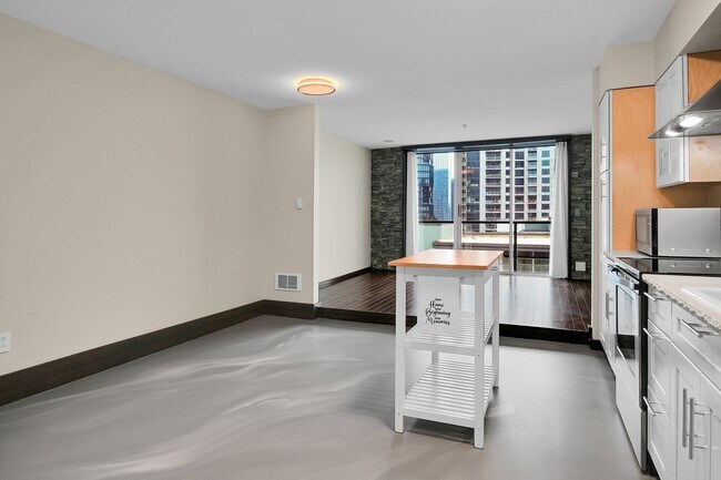 Building Photo - 0bd/1ba Bellevue Condo