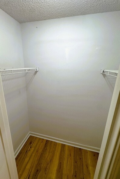 Building Photo - 2250 Lake Hill Ct