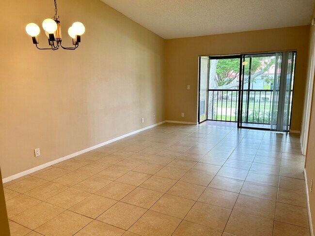 Building Photo - 6649 Somerset Dr