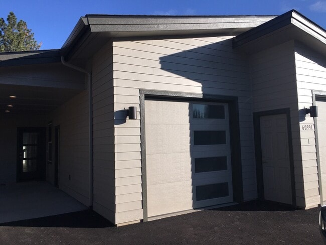 Building Photo - 3 Bedroom / 2 Bathroom Home in SE Bend