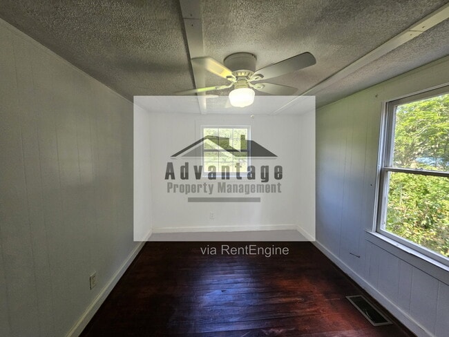 Building Photo - 418 E Brooks Ave