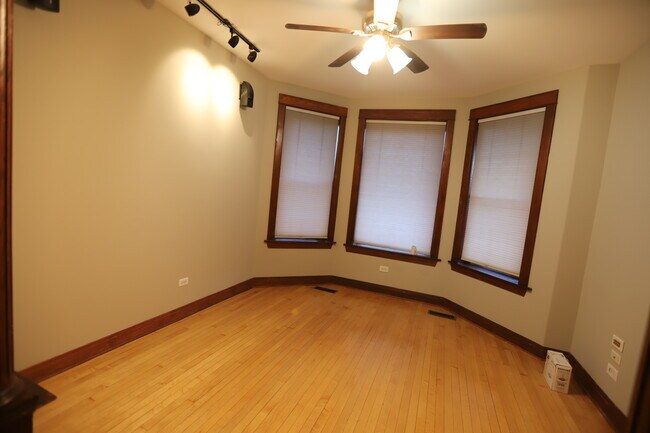 Building Photo - 2320 W Armitage Ave