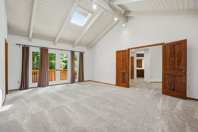 Building Photo - Spectacular 2 story home w/pool in Round Hill Country Club