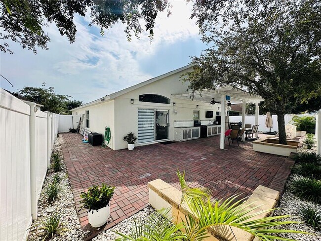 Building Photo - 8885 Palisades Beach Ave