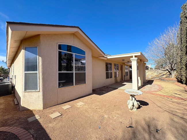 Building Photo - East El Paso 4 bed Refrig A/C!