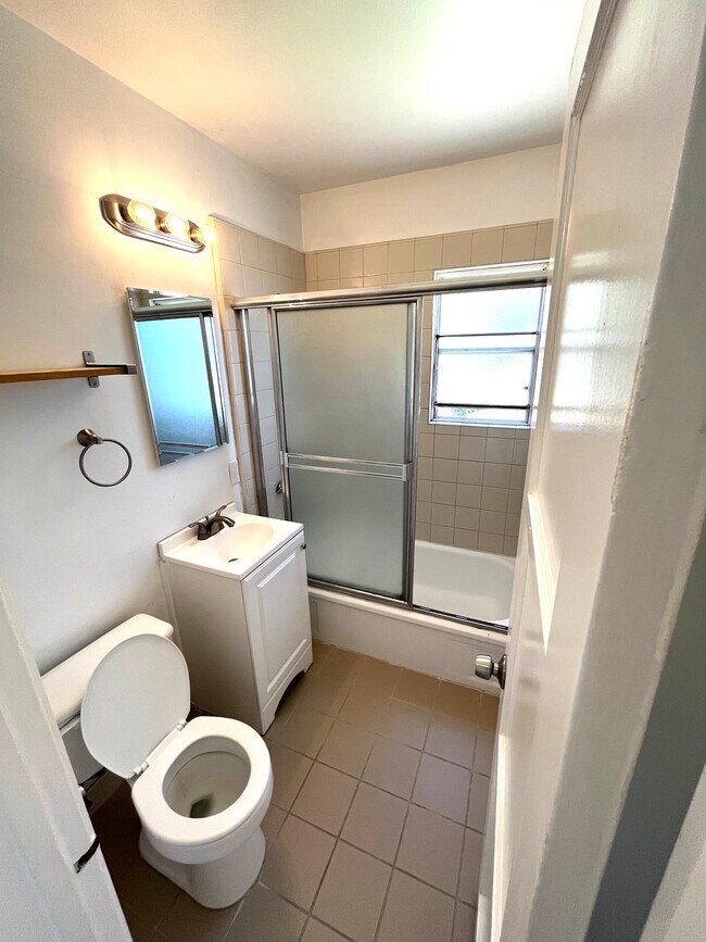 Building Photo - 618 W 26th St