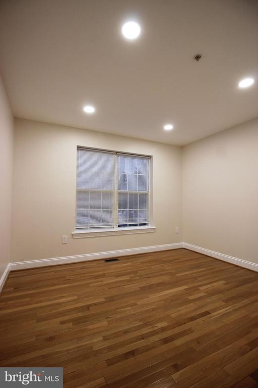 Building Photo - 141 Chevy Chase St