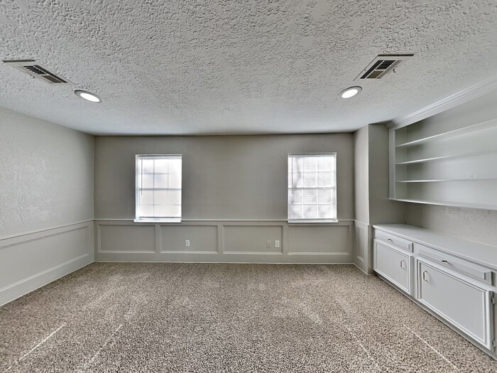 Building Photo - 1906 Tucumcari Dr