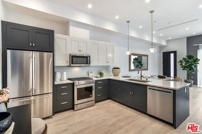 Building Photo - 1002 N Hudson Ave