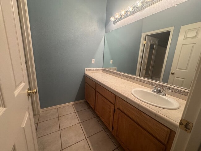Building Photo - 3 Bedroom, 2 Bath Home with attached 3 car...