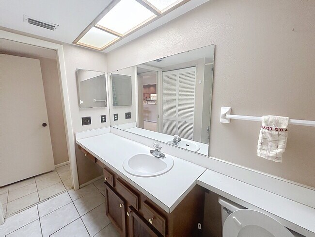 Building Photo - 217 Woodlake Wynde
