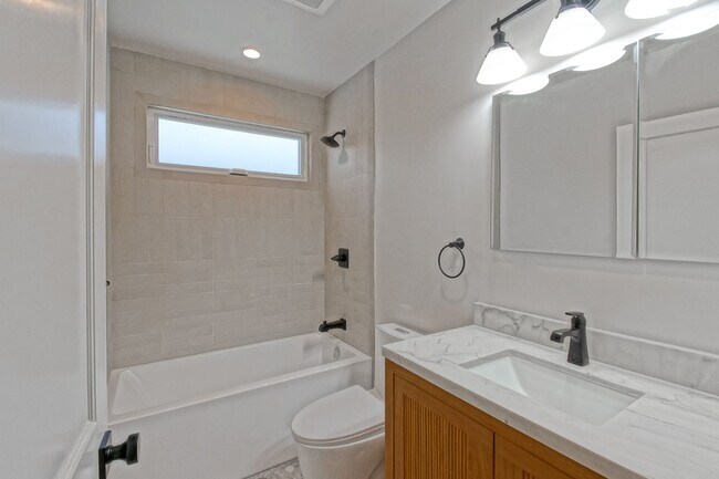 Building Photo - Completely Remodeled, Bright & Airy 3BR2BA...