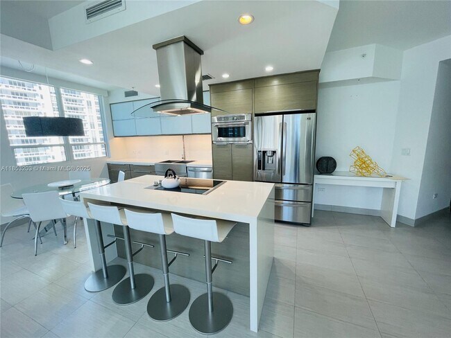Building Photo - 801 Brickell Key Blvd