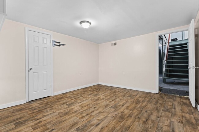 Building Photo - 1348 E 6th St