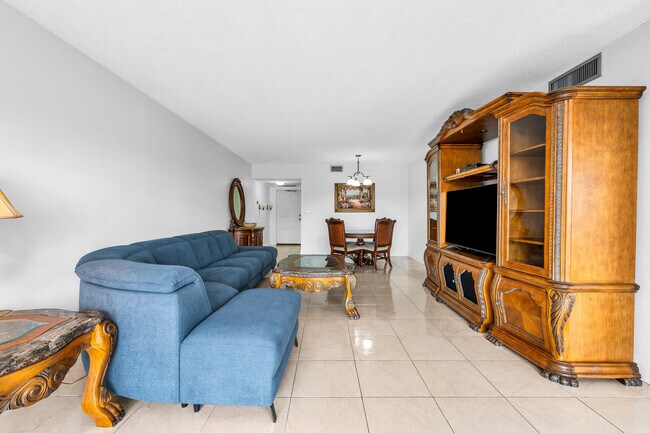 Building Photo - 2800 N Palm Aire Dr