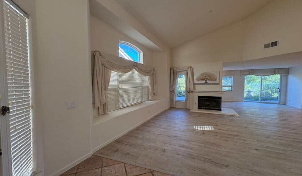 Building Photo - 5630 Highcrest Ct