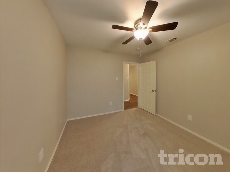 Building Photo - 834 San Jacinto Dr