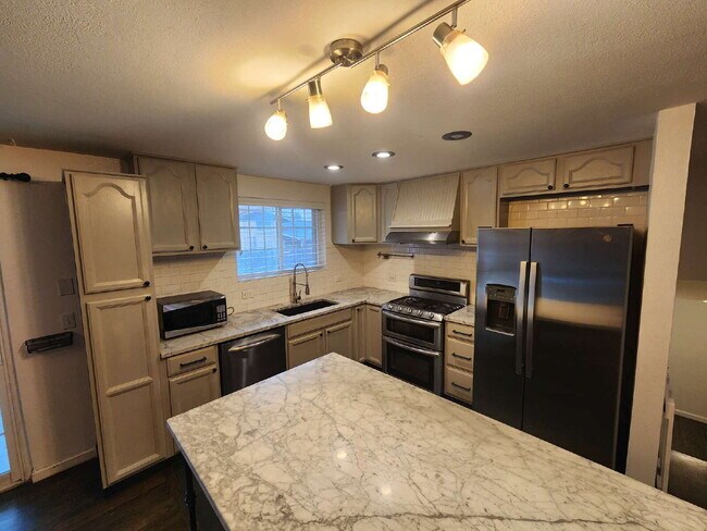 Building Photo - Spacious 5 Bed Home with Finished Basement, Multiple Living Areas & Private Backyard