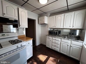 Building Photo - 210 N Avondale St