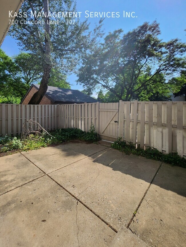 Building Photo - 700 Concord Ln