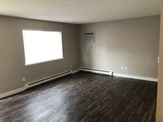 Building Photo - Remodeled 2 Bed 1 Bath Unit Near Children’s Hospital!