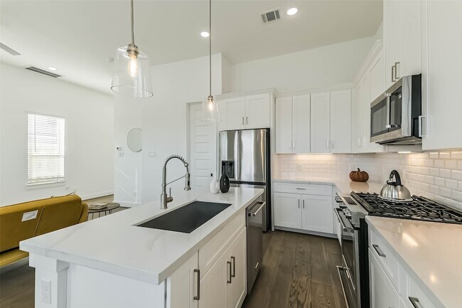 Building Photo - 308 Queen Sude Ln