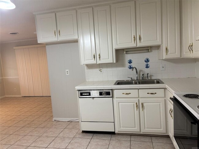 Building Photo - 3329 Roxana Rd