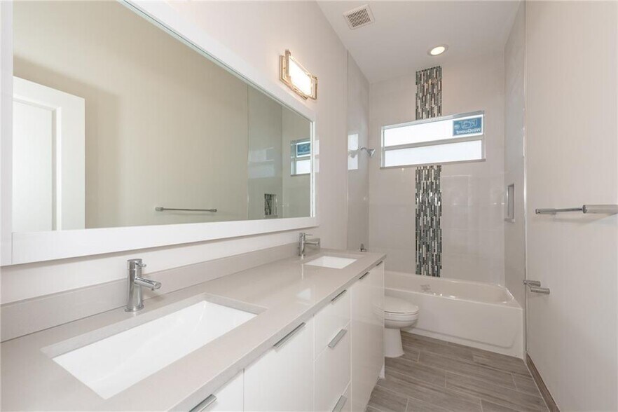 Building Photo - 1105 NE 2nd Ave