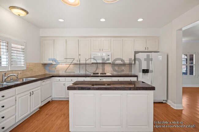 Building Photo - 742 Creekside Ct