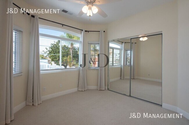 Building Photo - 105 S Ditmar St