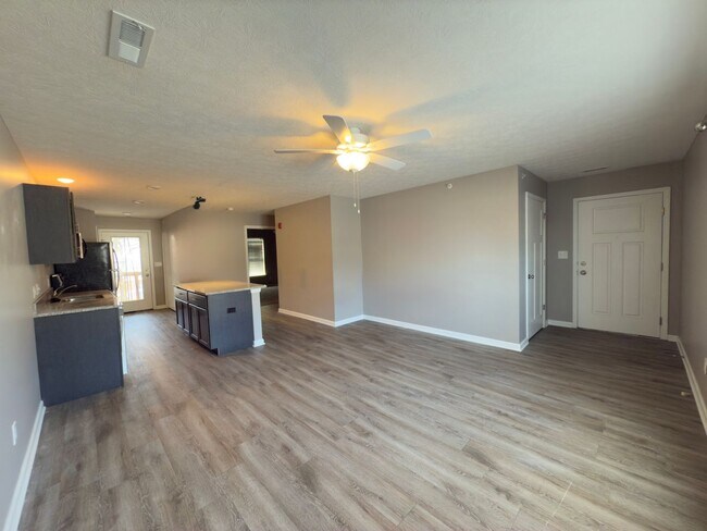 Building Photo - Ground Floor....1 Bed 1 Bath apartment