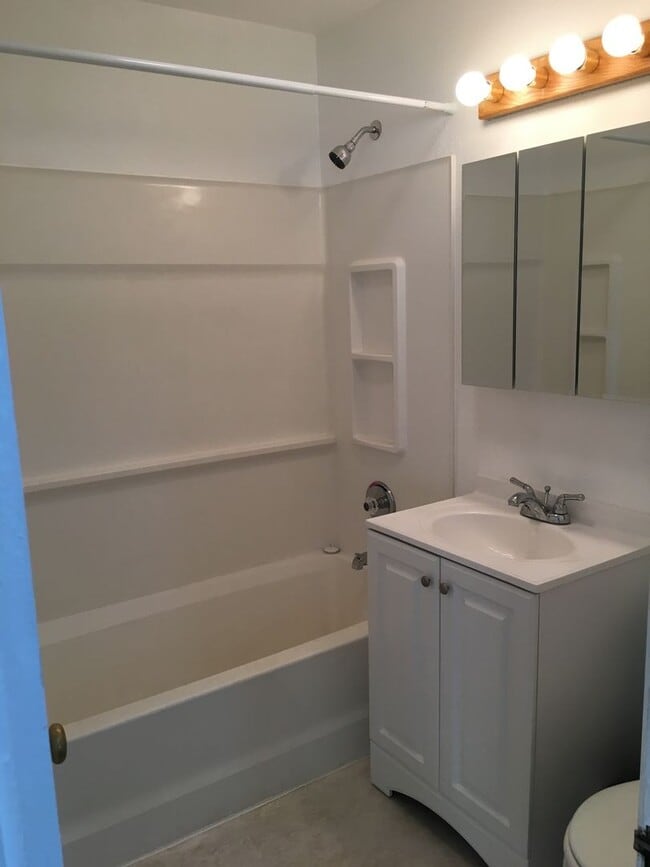 Building Photo - Adorable2 bedroom SE Portland home with 1/2 acre large backyard.