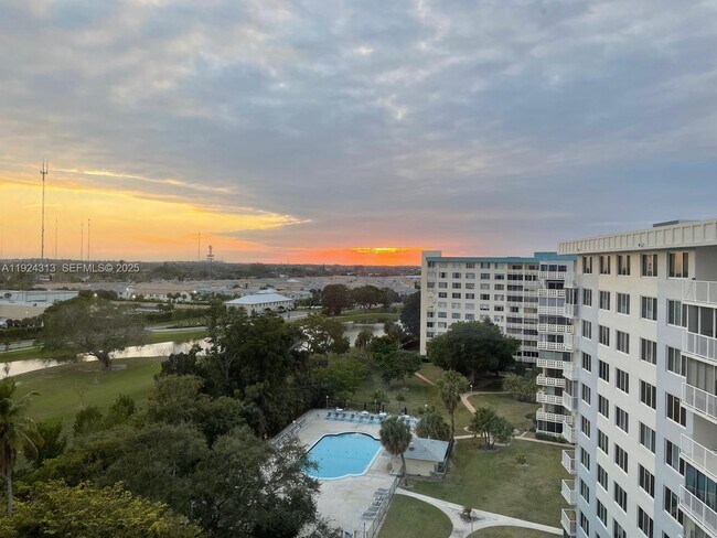 Building Photo - 4200 Hillcrest Dr