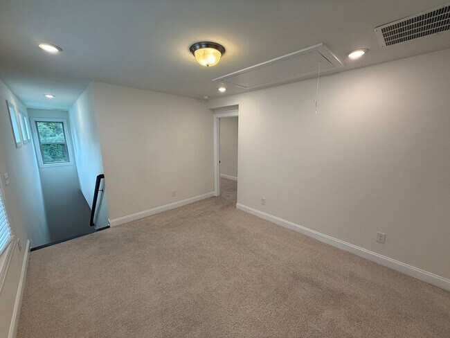 Building Photo - Ballantyne Home in great Location With Sun Room!