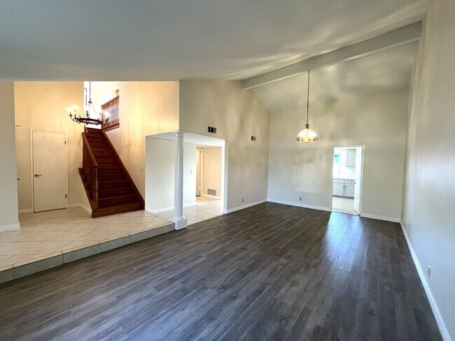 Building Photo - Wonderful Home! 3-Bedrooms, 2-Bath Plus Of...