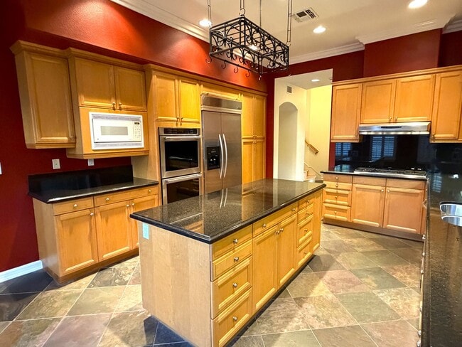 Building Photo - Enjoy warm sunsets, gentle sea breezes, and daily ocean views from this exceptional Aviara home.