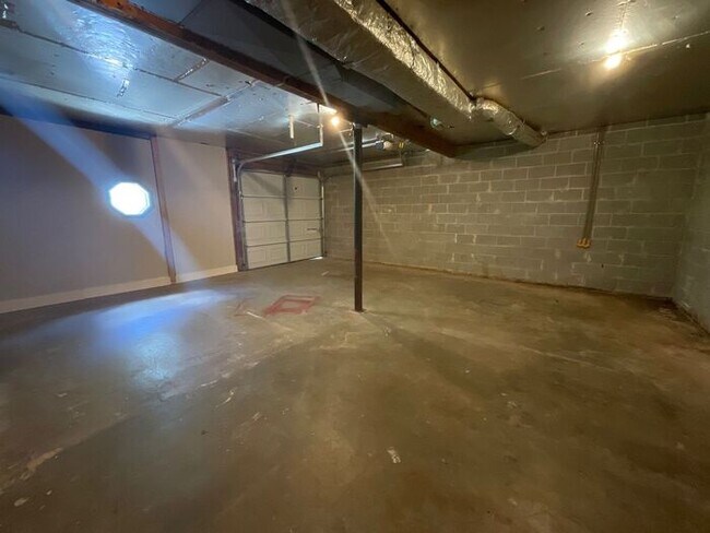 Building Photo - 545 Navarre Dr