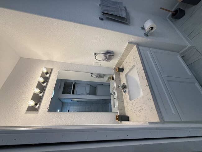 Building Photo - 420 E 47th St