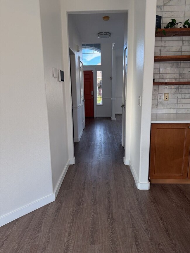 Building Photo - Spacious 3 Bed/2.5 Bath Federal Way Home.