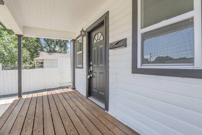 Building Photo - $2,295 - 2 Bed, 1 Bath Newly Renovated Hom...