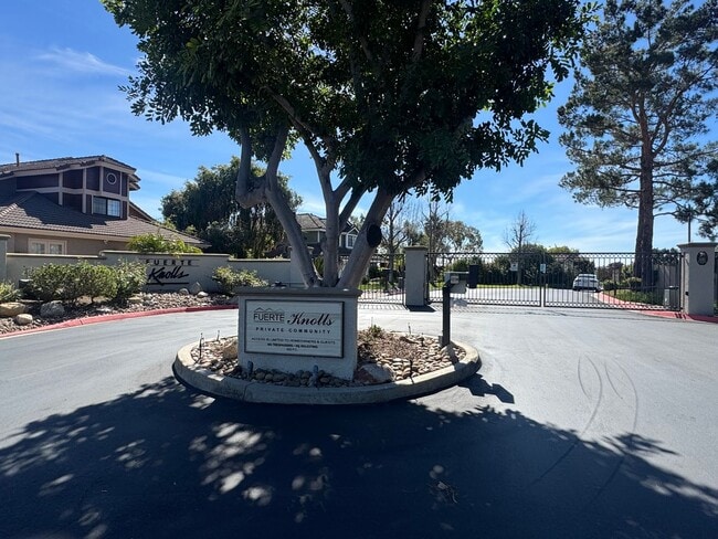 Building Photo - 4 Bedroom house with pool and amazing views