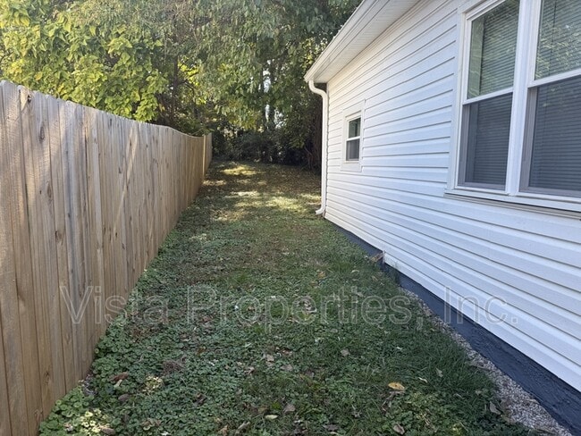 Building Photo - 538 University Ave