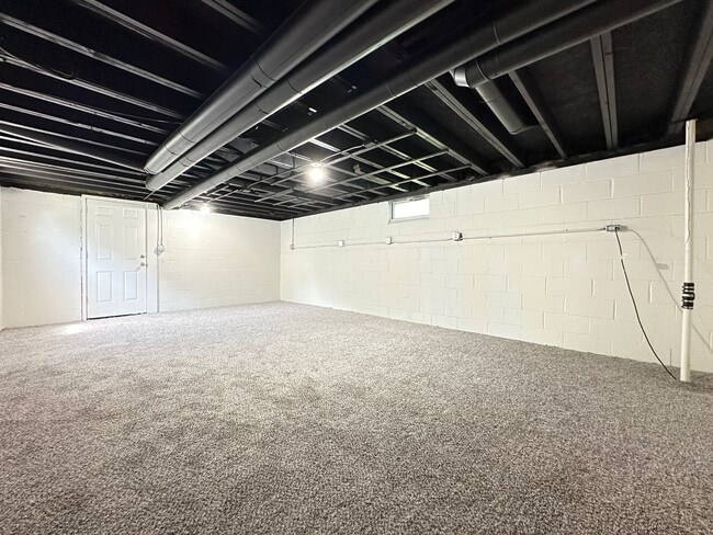 Building Photo - Beautiful 3 Bedroom Home Available!